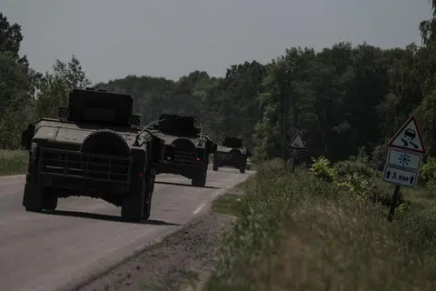KENDERAAN PERISAI: Kawasan sempadan Ukraine-Russia dilaporkan berlaku pertempuran Russia ke atas Ukraine, di wilayah Kharkiv, Ukraine, pada 4 Jun. 