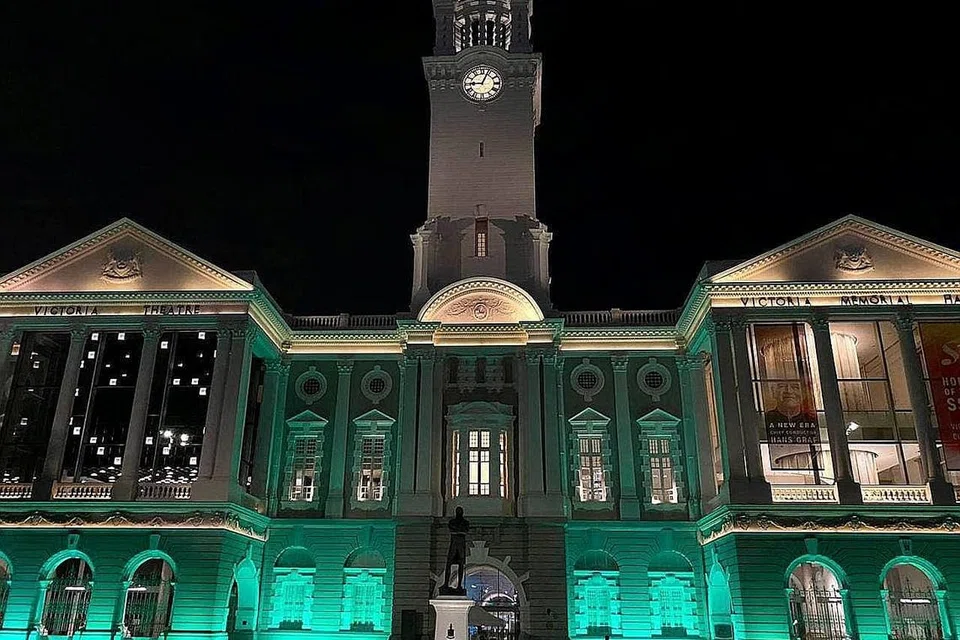 PANGGUNG DAN DEWAN KONSERT VICTORIA. - Foto CNB DRUG FREE SG