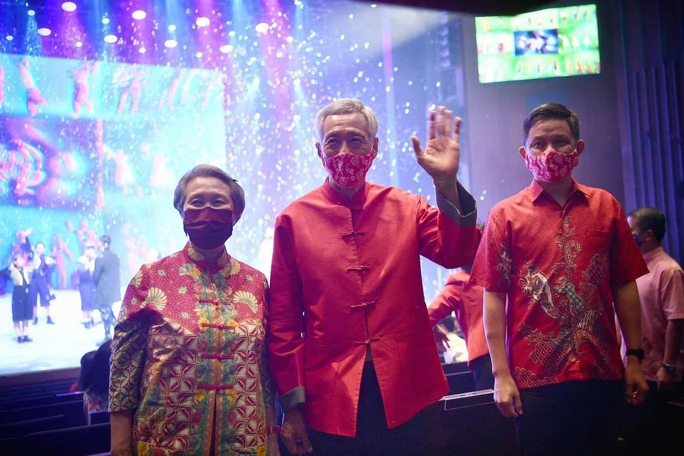HADIRI PERSEMBAHAN CHINGAY: PM Lee Hsien Loong bersama isterinya, Cik Ho Ching, dan Menteri Perdagangan dan Perusahaan, Encik Chan Chun Sing, di majlis persembahan Chingay di Mediacorp. - FOTO ARIFFIN JAMAR