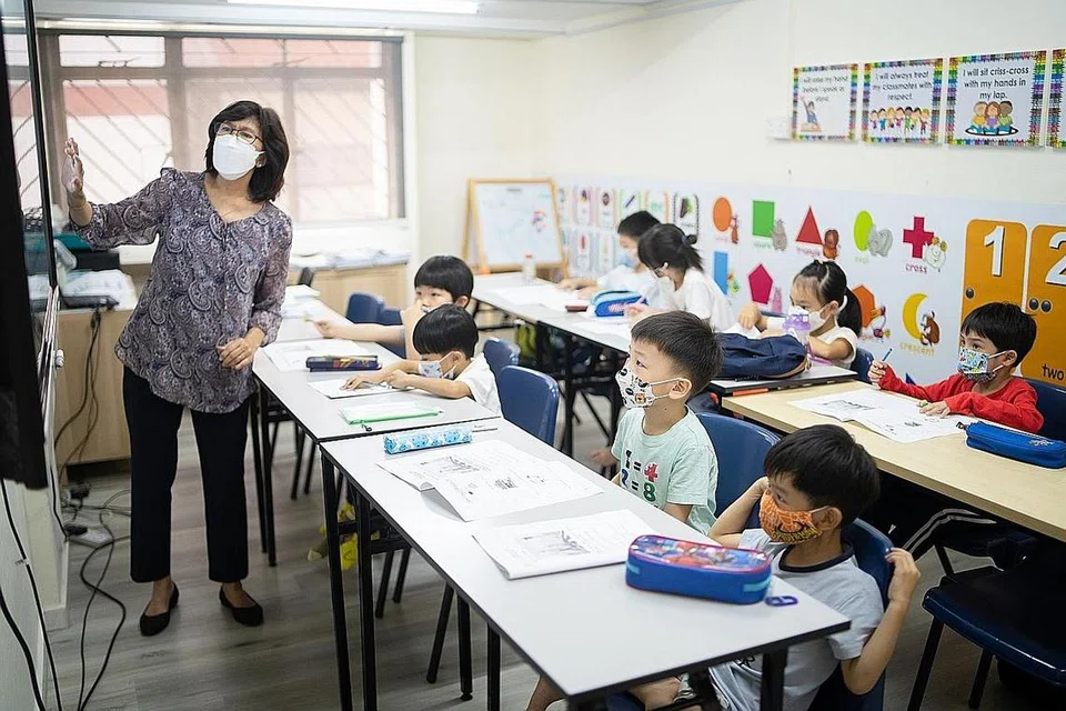 HADIRI KELAS: Anak-anak menghadiri kelas di Pusat Pembelajaran AGrader. - Foto BH oleh SYAMIL SAPARI