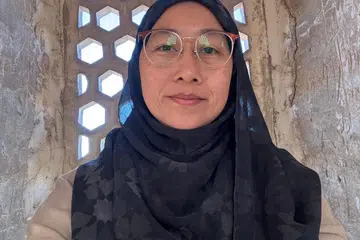 Cik Sarifah Sopiah Mohamed Yassin bergambar di menara Hotel Polvon Qori di Khiva, Uzbekistan.