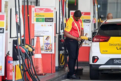 Pekerja stesen minyak Shell di Lorong 1 Toa Payoh sedang mengisi minyak ke dalam kereta.