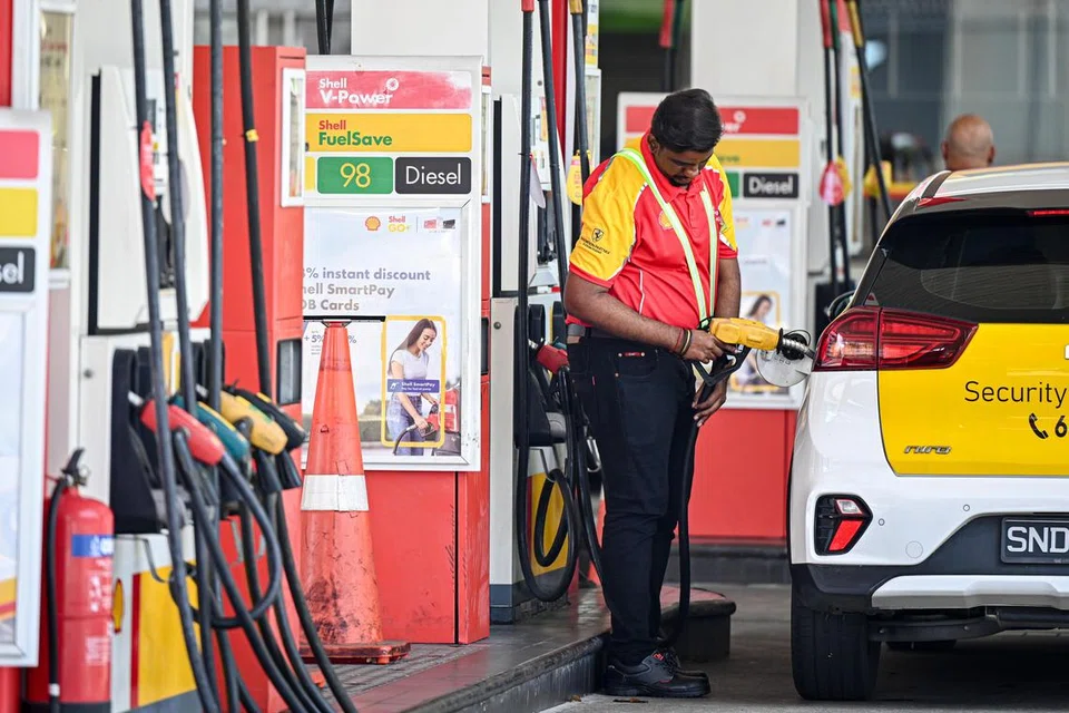 Pekerja stesen minyak Shell di Lorong 1 Toa Payoh sedang mengisi minyak ke dalam kereta.