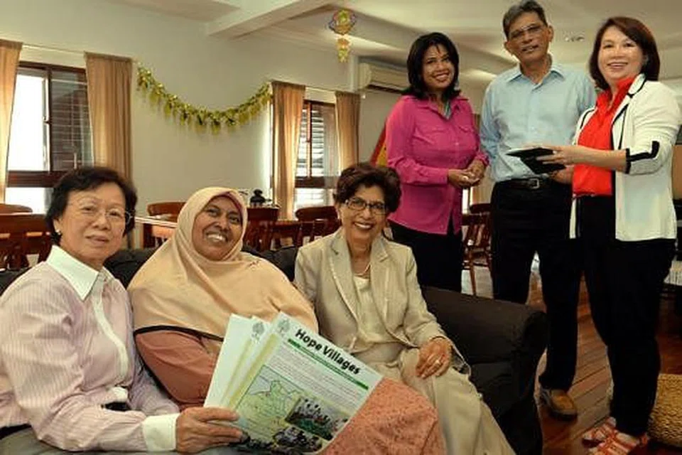 BERGANDING BERI HARAPAN: Sebahagian daripada lembaga pengarah Hope Villages (duduk, dari kiri) Dr Saleha, Cik Mariam dan Cik Arfat; (berdiri dari kiri) Cik Saleemah, Encik Noor dan Cik Phua. - Foto M.O. SALLEH