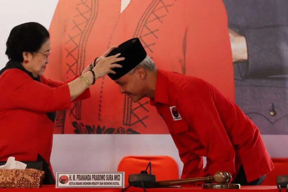 CALON PRESIDEN: Ketua Umum PDI Perjuangan (PDIP), Cik  Megawati Sukarnoputri (kiri) secara rasmi memilih Encik Ganjar Pranowo sebagai calon presiden dari PDIP semasa majlis rapat PDIP ke-140 yang berlangsung di Istana Batu Tulis, Bogor, Jawa Barat.