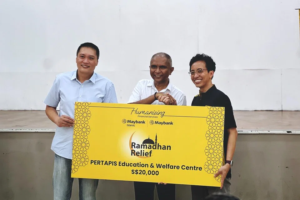 Presiden Pertapis, Encik Mohamed Shaharin Mohamed Nordin (tengah) dan Setiausaha Agung Pertapis, Encik Fazil Abdul Hamid (kiri) menerima cek berjumlah $20,000 daripada Maybank yang diwakili Ketua Jabatan Perbankan Islam, Maybank Singapura, Encik Sazzali Sabandi (kanan).