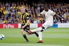 SATU KEMUNGKINAN: Pemain Manchester United Paul Pogba (kanan) membuat percubaan menjaringkan gol semasa menentang Watford. Tidak mustahil peminat United dan Juventus akan menyaksikan pertukaran pemain antara Pogba dan Dybala pada musim perpindahan Januari nanti. - REUTERS