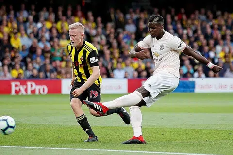 SATU KEMUNGKINAN: Pemain Manchester United Paul Pogba (kanan) membuat percubaan menjaringkan gol semasa menentang Watford. Tidak mustahil peminat United dan Juventus akan menyaksikan pertukaran pemain antara Pogba dan Dybala pada musim perpindahan Januari nanti. - REUTERS