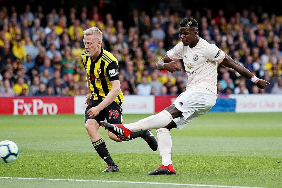 SATU KEMUNGKINAN: Pemain Manchester United Paul Pogba (kanan) membuat percubaan menjaringkan gol semasa menentang Watford. Tidak mustahil peminat United dan Juventus akan menyaksikan pertukaran pemain antara Pogba dan Dybala pada musim perpindahan Januari nanti. - REUTERS