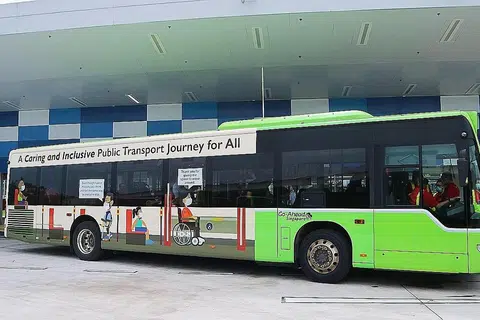 TONJOL BUDAYA PRIHATIN: Ilustrasi oleh pelajar CPASS yang menunjukkan penumpang dan kapten bas membantu penumpang kurang upaya dipapar di bahagian luar perkhidmatan bas 358. - Foto GO-AHEAD SINGAPORE