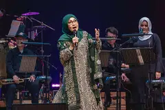 MEMBUAI JIWA: Biduanita legenda Sanisah Huri teruja dengan sambutan 1,500 penonton di konsertnya di Esplanade kelmarin, yang dibawa menyusur jalan kenangan lagu-lagu yang mengharumkan namanya di persada seni. - Foto BH oleh NUR DIYANA TAHA