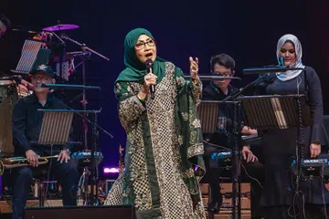 MEMBUAI JIWA: Biduanita legenda Sanisah Huri teruja dengan sambutan 1,500 penonton di konsertnya di Esplanade kelmarin, yang dibawa menyusur jalan kenangan lagu-lagu yang mengharumkan namanya di persada seni. - Foto BH oleh NUR DIYANA TAHA