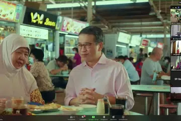 PENGHARGAAN BUAT PENJAJA: Dalam satu klip video yang ditayangkan di sidang Jawatankuasa Antara Pemerintah (IGC) pada Rabu malam (16 Disember), Menteri Kebudayaan, Masyarakat dan Belia, Encik Edwin Tong (kanan), merakam penghargaannya kepada penjaja setelah budaya penjaja Singapura berjaya dimasukkan ke dalam Senarai Wakil Unesco Warisan Budaya Bagi Kemanusiaan Yang Tidak Ternilai. - Foto TANGKAP LAYAR YOUTUBE