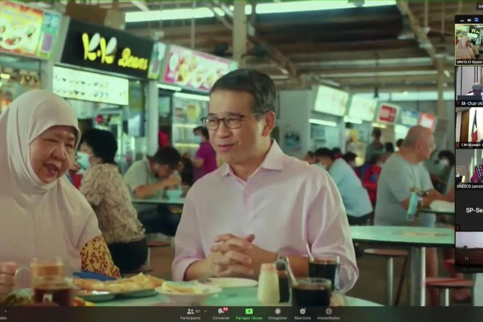 PENGHARGAAN BUAT PENJAJA: Dalam satu klip video yang ditayangkan di sidang Jawatankuasa Antara Pemerintah (IGC) pada Rabu malam (16 Disember), Menteri Kebudayaan, Masyarakat dan Belia, Encik Edwin Tong (kanan), merakam penghargaannya kepada penjaja setelah budaya penjaja Singapura berjaya dimasukkan ke dalam Senarai Wakil Unesco Warisan Budaya Bagi Kemanusiaan Yang Tidak Ternilai. - Foto TANGKAP LAYAR YOUTUBE