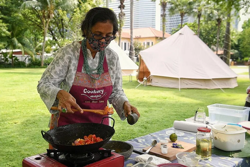 DIBIMBING GURU KULINARI: Untuk makan malam, peserta akan diajar cara menyiapkan nasi kerabu dengan sambal tempe dan akan dibimbing untuk memasaknya sendiri oleh seorang guru kulinari, Cik Ruqxana Vasanwala. - Foto BH oleh KUA CHEE SIONG
