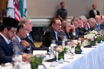 Perdana Menteri Malaysia, Datuk Seri Anwar Ibrahim (empat dari kiri), ketika berucap di Mesyuarat Kumpulan Visi Strategik Russia-Dunia Islam yang dihadiri lebih 200 wakil dari 32 negara di Kuala Lumpur pada 11 Disember.