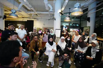 Mantan Presiden, Puan Halimah Yacob (berdiri, tiga dari kiri) dan Menteri Negara (Perhubungan dan Penerangan merangkap Kesihatan), Cik Rahayu Mahzam, yang juga Timbalan Pengerusi Panel Penasihat Reach (berdiri, tengah) mendengar perbincangan belia semasa sesi pertama Siri Jauhari pada 31 Mei. Berdiri (sebelah Puan Halimah) Editor BH, Encik Nazry Mokhtar.