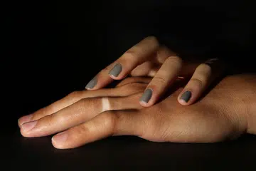 Sentuhan tangan adalah antara tanda kemesraan seorang wanita terhadap seorang lelaki .