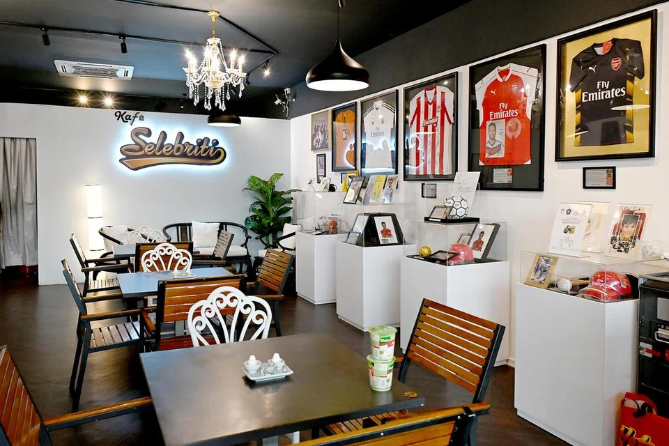 Kafe Selebriti menampilkan ruang pameran seni dan kenangan selebriti Melayu.