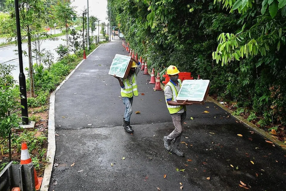 PENGHUBUNG TAMAN: Pekerja dilihat di penghubung taman Lornie Road baru. Ia merupakan segmen besar terakhir jejak pantai-ke-pantai sepanjang 36 kilometer. - Foto BH oleh CHONG JUN LIANG