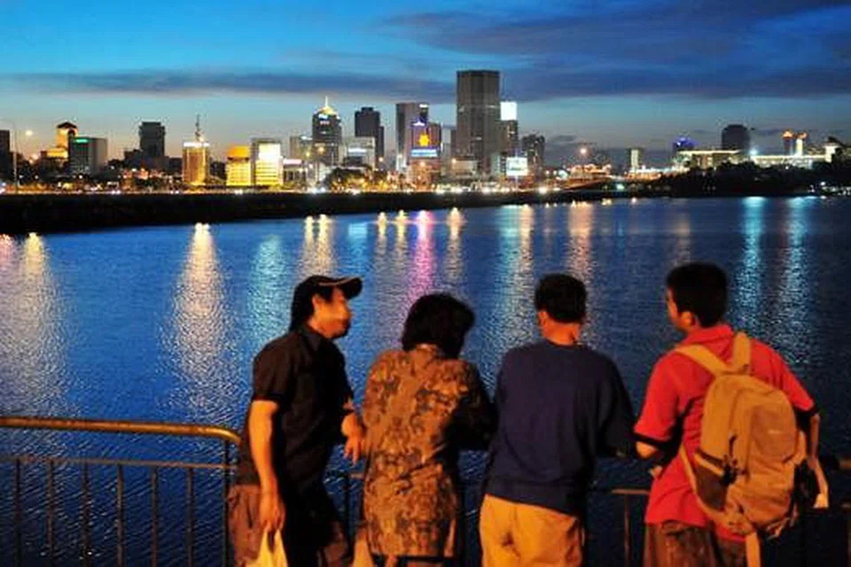 BERKONGSI SEJARAH: Jumlah warga Singapura yang berkunjung ke Malaysia ramai. Namun, sebahagian besar mereka melawat Johor Bahru dan Kuala Lumpur sekali gus mereka tidak begitu mengenali kekayaan tempat-tempat seperti Kelantan atau Terengganu. Justeru, interaksi antara masyarakat kededua negara agak terhad. - Foto fail