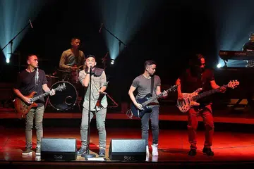 PERSEMBAHAN LUAR BIASA: Pasha dan anggota Ungu lain seakan melepaskan kerinduan yang besar terhadap dunia muzik menerusi konsert ulang tahun ke-20 band di Esplanade Sabtu lalu, dengan sajian muzik dan penjiwaan padu. - Foto DAVID WIRAWAN, ESPLANADE