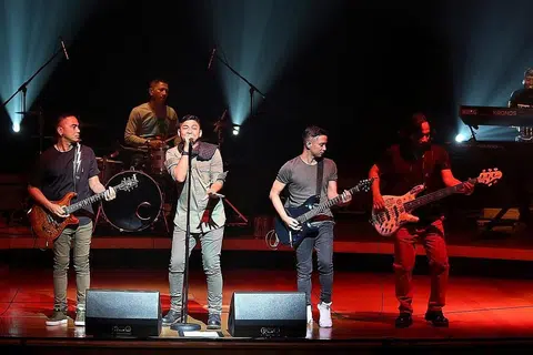 PERSEMBAHAN LUAR BIASA: Pasha dan anggota Ungu lain seakan melepaskan kerinduan yang besar terhadap dunia muzik menerusi konsert ulang tahun ke-20 band di Esplanade Sabtu lalu, dengan sajian muzik dan penjiwaan padu. - Foto DAVID WIRAWAN, ESPLANADE