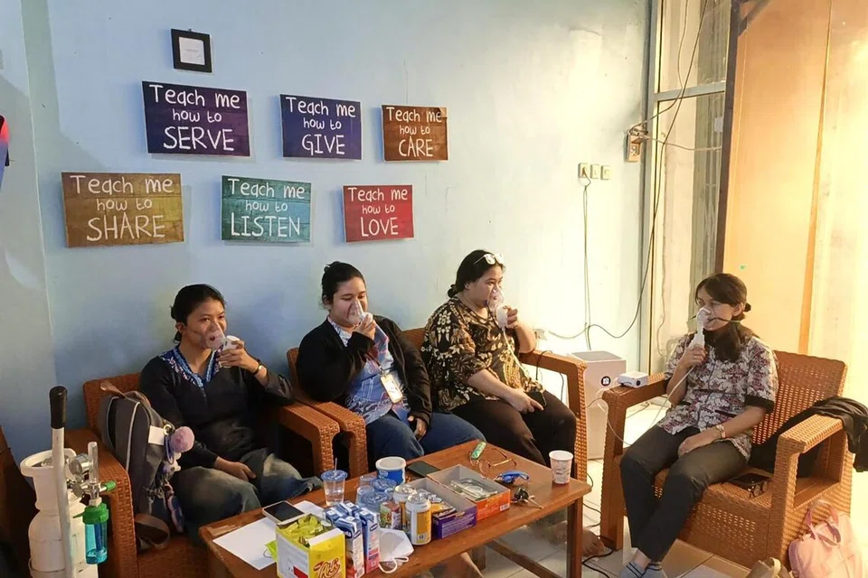 Penduduk di Palangkaraya, Kalimantan Tengah, menerima pelitup muka dan keperluan oksigen di sebuah tempat perlindungan jerebu yang dikendalikan oleh inisiatif belia orang asli tempatan, Yayasan Ranu Welum.