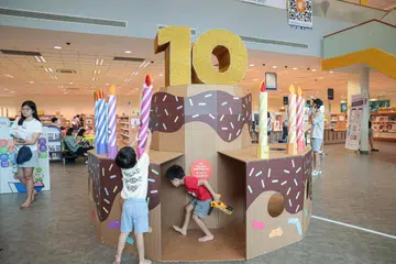 SAMBUT ULANG TAHUN: ‘Thumbs Up Little Junior’, majalah untuk kanak-kanak prasekolah, menyambut ulang tahunnya yang ke-10 dengan taman permainan ‘kek’ untuk kanak-kanak. Ia sebahagian daripada pameran bergerak ulang tahunnya, dengan pameran diadakan di Perpustakaan Daerah Jurong sehingga 30 Julai, dan kemudian di Perpustakaan Daerah Punggol dari 5 hingga 25 Ogos.