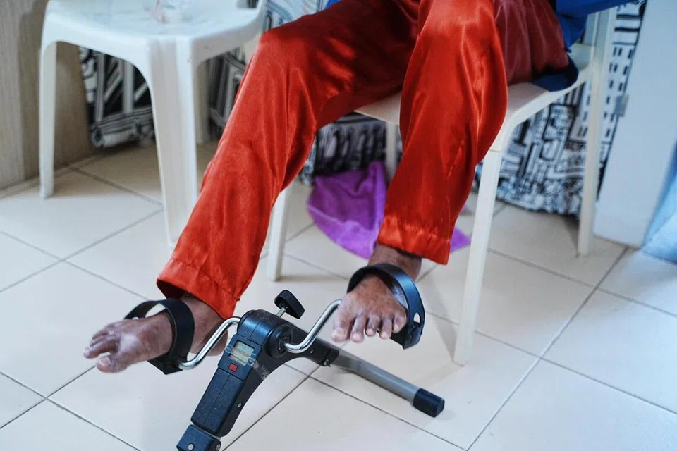 Oleh sebab mengalami kecederaan pada bahagian tengkuknya, Encik Yusuf rasa kebas di tangan dan kaki. Untuk menguatkan kaki, beliau cuba bersenam dan jalani fisioterapi.