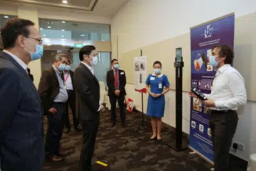 INTERAKSI BERSAMA: Encik Lawrence Wong (tengah) bersama (dari kiri) CEO KWSH, Dr Ow Chee Chung; Pengerusi Lembaga Pengarah KWSH, Encik Patrick Lee; dan Profesor Tan Thiam Soon beramah-tamah bersama CEO KroniKare, Encik Ali Y. Aladdin (kanan), dan pengurus jururawat Cik Serene Tan semasa lawatan ke SIT semalam. - Foto BH oleh GIN TAY