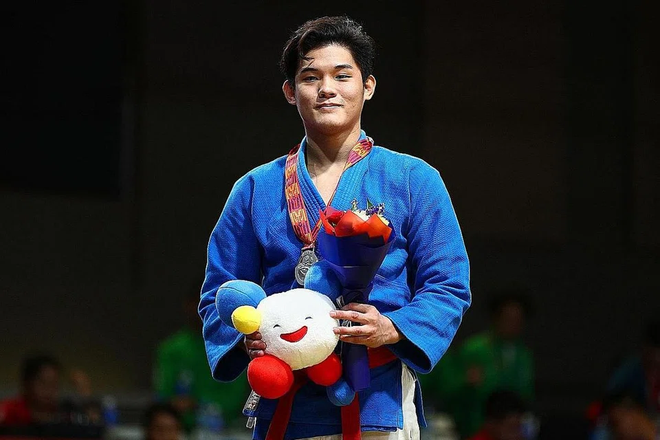SEMANGAT JUANG TINGGI: Joel Tseng meraih pingat perak walau alami kecederaan semasa bertanding dalam sukan kurash. - Foto ZAOBAO