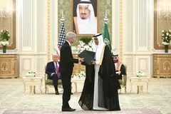 Menteri Tenaga Amerika Syarikat, Encik Chris Wright (tengah, kiri), dan Menteri Tenaga Arab Saudi, Putera Abdulaziz bin Salman (tengah, kanan), bertukar dokumen sambil disaksikan Presiden Amerika, Encik Donald Trump (kiri), dan Putera Mahkota Saudi, Putera Mohammed bin Salman, semasa pertemuan dua hala di Riyadh pada 13 Mei 2025. Pemerintahan Trump kini telah mengemukakan perjanjian kerjasama tenaga nuklear awam selama 30 tahun dengan Arab Saudi kepada Kongres, namun menegaskan ia hanya akan diteruskan jika Riyadh menormalkan hubungan dengan Israel dan menyertai Perjanjian Abraham