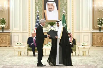 Menteri Tenaga Amerika Syarikat, Encik Chris Wright (tengah, kiri), dan Menteri Tenaga Arab Saudi, Putera Abdulaziz bin Salman (tengah, kanan), bertukar dokumen sambil disaksikan Presiden Amerika, Encik Donald Trump (kiri), dan Putera Mahkota Saudi, Putera Mohammed bin Salman, semasa pertemuan dua hala di Riyadh pada 13 Mei 2025. Pemerintahan Trump kini telah mengemukakan perjanjian kerjasama tenaga nuklear awam selama 30 tahun dengan Arab Saudi kepada Kongres, namun menegaskan ia hanya akan diteruskan jika Riyadh menormalkan hubungan dengan Israel dan menyertai Perjanjian Abraham