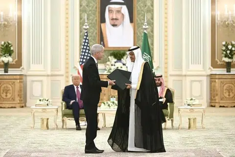 Menteri Tenaga Amerika Syarikat, Encik Chris Wright (tengah, kiri), dan Menteri Tenaga Arab Saudi, Putera Abdulaziz bin Salman (tengah, kanan), bertukar dokumen sambil disaksikan Presiden Amerika, Encik Donald Trump (kiri), dan Putera Mahkota Saudi, Putera Mohammed bin Salman, semasa pertemuan dua hala di Riyadh pada 13 Mei 2025. Pemerintahan Trump kini telah mengemukakan perjanjian kerjasama tenaga nuklear awam selama 30 tahun dengan Arab Saudi kepada Kongres, namun menegaskan ia hanya akan diteruskan jika Riyadh menormalkan hubungan dengan Israel dan menyertai Perjanjian Abraham