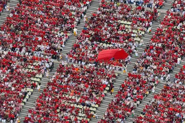 PERAYAAN PASCA PANDEMIK: Ribuan warga yang mengenakan pakaian merah putih dapat dilihat membanjiri Pentas Terapung Marina Bay sewaktu salah satu raptai NDP tahun ini. - Foto-foto BH oleh DESMOND FOO, fail