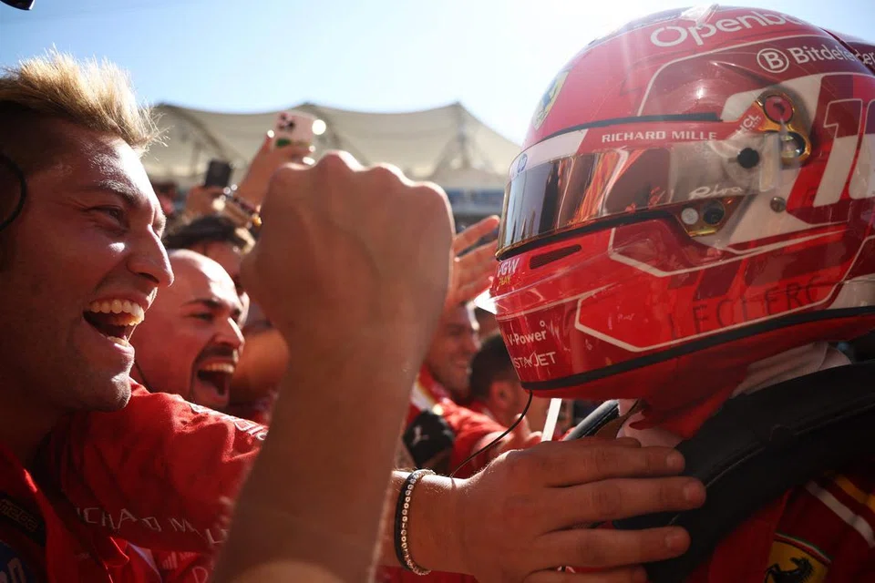 Pemenang, Charles Leclerc, meraikan kemenangan bersama pasukannya selepas menduduki tempat kedua di belakang rakan sepasukan Charles Leclerc dari Monaco yang menduduki tempat pertama dalam Grand Prix Amerika Syarikat, di litar Circuit of the Americas.
