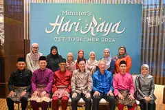 (Duduk, dari kiri) Mayor Majlis Pembangunan Masyarakat (CDC) South East, Encik Mohd Fahmi Aliman; Menteri Negara Kanan (Tenaga Manusia merangkap Pertahanan), Encik Zaqy Mohamad; Encik Masagos Zulkifli Masagos Mohamad; Timbalan Perdana Menteri, Encik Lawrence Wong; Menteri Kanan, Encik Teo Chee Hean; Menteri Negara (Ehwal Dalam Negeri merangkap Pembangunan Negara), Dr Faishal Ibrahim; dan Setiausaha Parlimen Kanan (Kesihatan merangkap Undang-Undang), Cik Rahayu Mahzam; bergambar bersama tetamu di majlis tersebut.