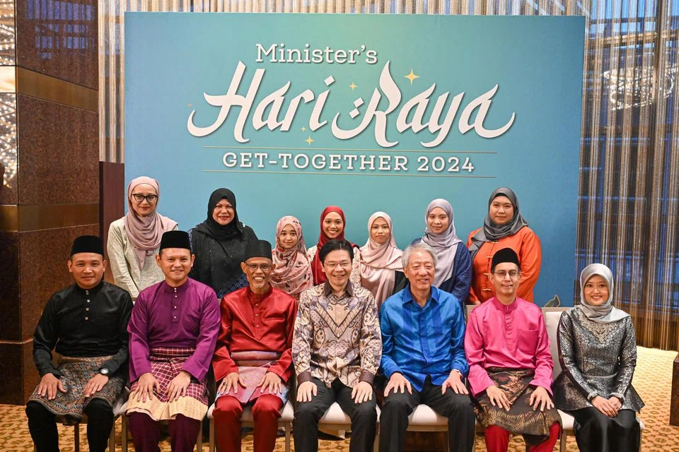(Duduk, dari kiri) Mayor Majlis Pembangunan Masyarakat (CDC) South East, Encik Mohd Fahmi Aliman; Menteri Negara Kanan (Tenaga Manusia merangkap Pertahanan), Encik Zaqy Mohamad; Encik Masagos Zulkifli Masagos Mohamad; Timbalan Perdana Menteri, Encik Lawrence Wong; Menteri Kanan, Encik Teo Chee Hean; Menteri Negara (Ehwal Dalam Negeri merangkap Pembangunan Negara), Dr Faishal Ibrahim; dan Setiausaha Parlimen Kanan (Kesihatan merangkap Undang-Undang), Cik Rahayu Mahzam; bergambar bersama tetamu di majlis tersebut.