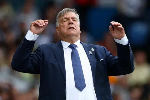 SAAT KECEWA: Pengurus Leeds United Sam Allardyce menunjukkan rasa kecewaanya apabila beberapa percubaan pasukannya tersasar. 