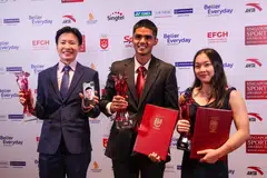 Pemain boling, New Hui Fen (kiri) merangkul Anugerah Olahragawati Terbaik; Grandmaster Catur, Siddharth Jagadeesh (tengah) terima Anugerah Olahragawan Muda Terbaik dan atlet gimnastik artistik, Amanda Yap, meraih Anugerah Olahragawati Muda Terbaik. Pemenang Olahragawan Terbaik, Aloysius Yapp, menyertai sesi bergambar menerusi panggilan telefon. Mereka menerima anugerah tersebut semasa majlis Anugerah Sukan Singapura di Marina Bay Sands pada 3 Julai.