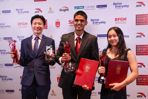 Pemain boling, New Hui Fen (kiri) merangkul Anugerah Olahragawati Terbaik; Grandmaster Catur, Siddharth Jagadeesh (tengah) terima Anugerah Olahragawan Muda Terbaik dan atlet gimnastik artistik, Amanda Yap, meraih Anugerah Olahragawati Muda Terbaik. Pemenang Olahragawan Terbaik, Aloysius Yapp, menyertai sesi bergambar menerusi panggilan telefon. Mereka menerima anugerah tersebut semasa majlis Anugerah Sukan Singapura di Marina Bay Sands pada 3 Julai.