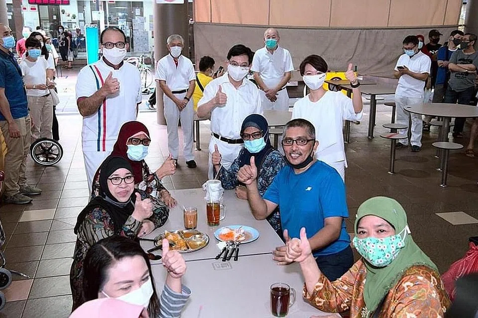 DAPAT MAKLUM BALAS SECARA LANGSUNG: Encik Heng (tengah) bersama Encik Iswaran dan Cik Foo bertemu penduduk dan penjaja di West Coast Sabtu lalu dan beberapa tempat lain di serata Singapura bagi mendapatkan maklum balas mereka. - Foto HENG SWEE KEAT / FACEBOOK