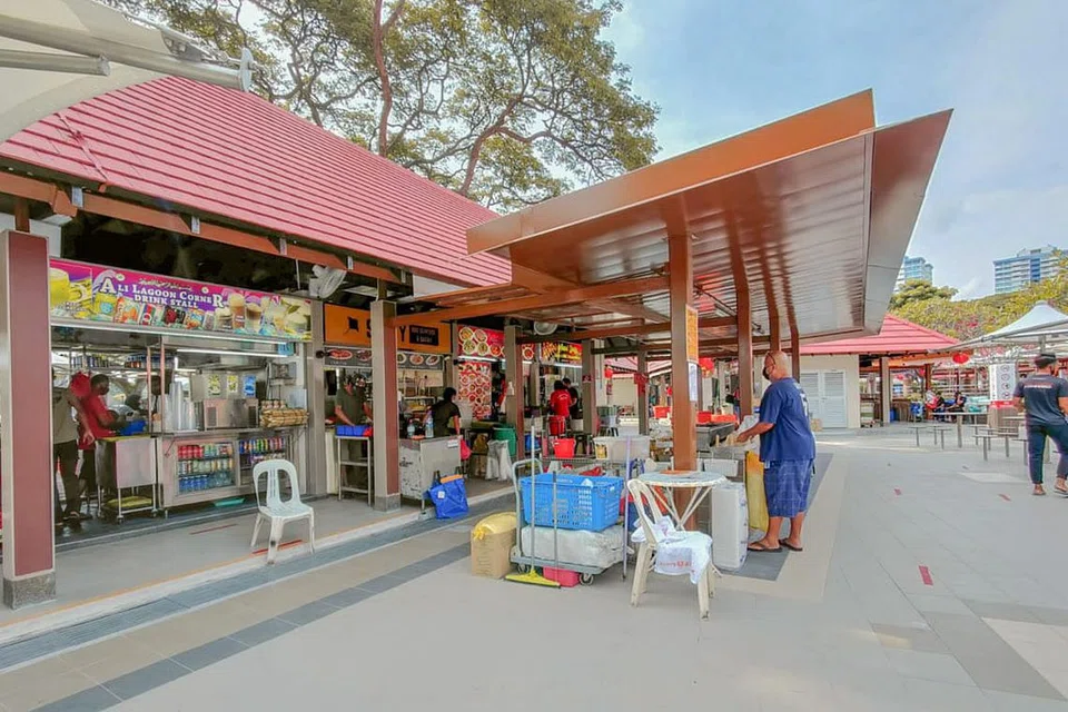 MENANTI PELANGGAN: Kebanyakan kedai di East Coast Lagoon Food Village sudah buka semula dan menanti kedatangan pelanggan pada waktu petang dan malam. Jumlah pelanggan dijangka akan meningkat pada hujung minggu ini. - Foto BH oleh NUR DIYANA TAHA