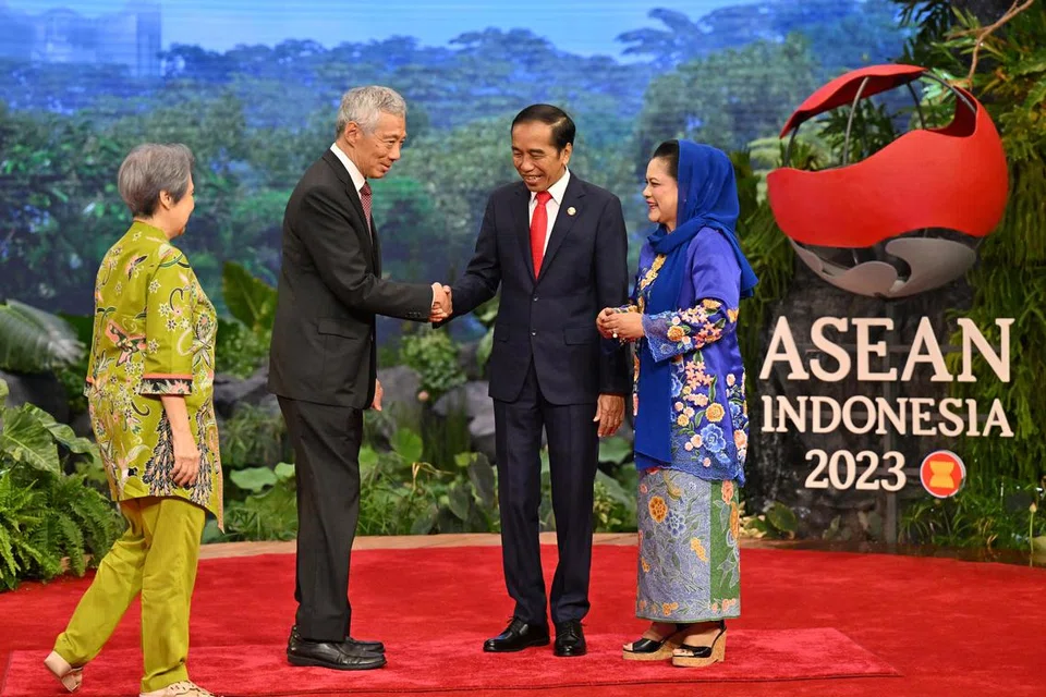 ASEAN PERLU KEKAL RELEVAN: Perdana Menteri Lee Hsien Loong (dua dari kiri) bersama isteri, Cik Ho Ching (kiri) disambut Presiden Indonesia, Encik Joko Widodo (dua dari kanan) dan isteri, Cik Iriana Widodo (kanan). 