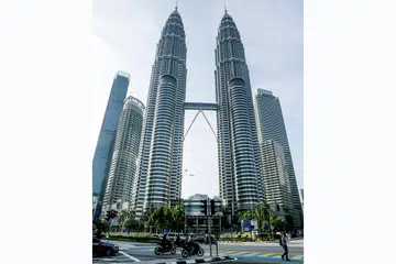 TRAFIK LANCAR: Kawalan Pergerakan yang berkuat kuasa selama 14 hari bermula semalam, menyaksikan orang ramai akur dengan arahan yang dikeluarkan kerajaan Malaysia dalam usaha menangani penularan Covid-19. Keadaan sesak yang biasanya dialami pada sebelah pagi hari bekerja di ibu negara tidak berlaku dengan keadaan tenang dan trafik lancar. - Foto EPA-EFE