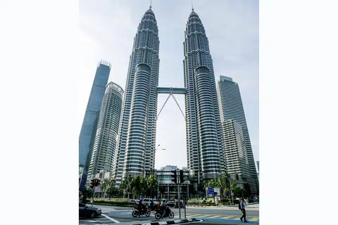 TRAFIK LANCAR: Kawalan Pergerakan yang berkuat kuasa selama 14 hari bermula semalam, menyaksikan orang ramai akur dengan arahan yang dikeluarkan kerajaan Malaysia dalam usaha menangani penularan Covid-19. Keadaan sesak yang biasanya dialami pada sebelah pagi hari bekerja di ibu negara tidak berlaku dengan keadaan tenang dan trafik lancar. - Foto EPA-EFE