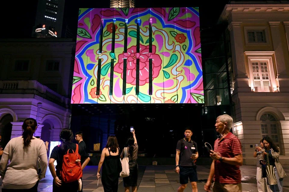 
(Atas) Karya bertajuk ‘Laluan’ atau ‘Passage’ oleh pelajar Sekolah Seni Singapura (Sota) di Muzium Tamadun Asia membayangkan semula sejarah Singapura sebagai bandar pelabuhan, melalui perspektif mangkuk seramik, sejak permulaan sejarah perdagangan negara ini. Dibangunkan oleh pasukan Seni Visual Tahun 4 dan 5, Pelajar Seni dan Muzik Sota, ia  diilhamkan oleh objek yang ditemui di Muzium Tamadun Asia, termasuk mangkuk seramik dari Kapal Karam Tang, serta porselin biru ikonik dan seramik Peranakan. Motif yang berwarna-warni dan corak menarik dalam setiap mangkuk mempamerkan metamorfosis Singapura daripada pelabuhan perdagangan ke bandar merdeka. 