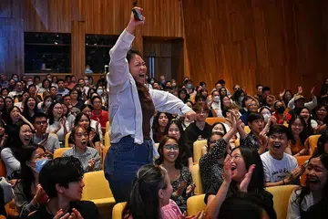 CEMERLANG SEKALI LAGI!: Hampir separuh daripada pelajar yang meraih markah sempurna di serata dunia - 55 daripada 120 - adalah dari Singapura. Salah seorang pelajar Sota menunjukkan reaksi sebelum naik ke pentas untuk menerima keputusan IB, semalam. - Foto BH oleh CHONG JUN LIANG
