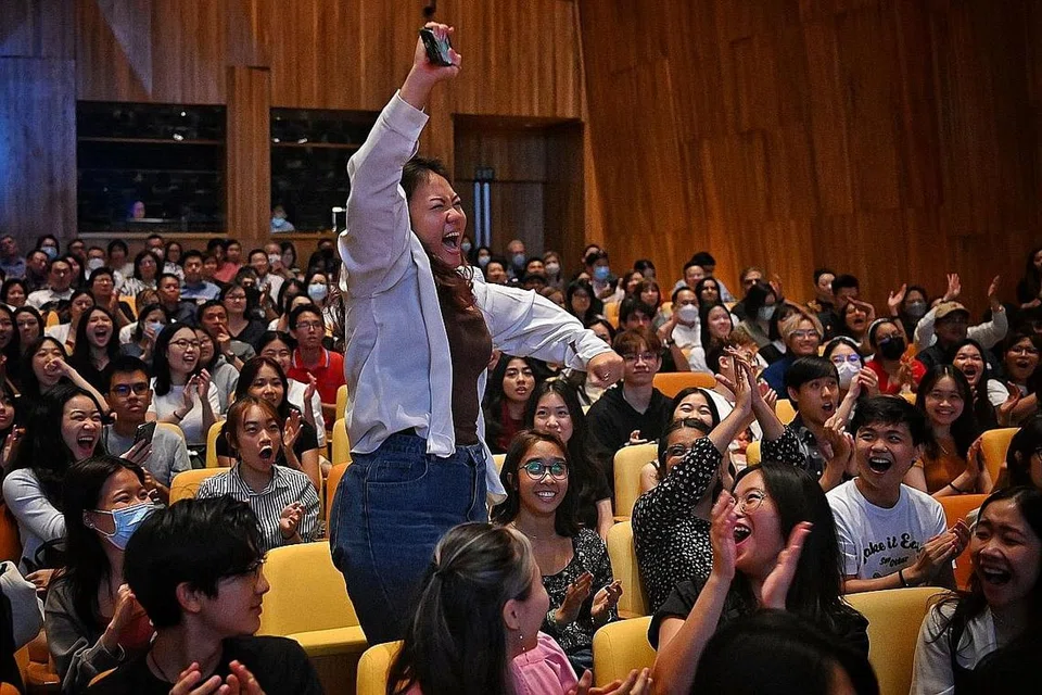 CEMERLANG SEKALI LAGI!: Hampir separuh daripada pelajar yang meraih markah sempurna di serata dunia - 55 daripada 120 - adalah dari Singapura. Salah seorang pelajar Sota menunjukkan reaksi sebelum naik ke pentas untuk menerima keputusan IB, semalam. - Foto BH oleh CHONG JUN LIANG